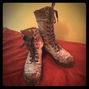 Dr Martens Triumph 1914. Women’s size 9